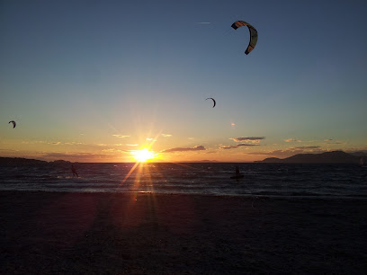 Méd In Kite . Ecole De Kitesurf. Wakeboard Ski Nautique . Hyères - Reviews